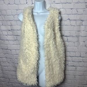 Charlotte Russe white fuzzy vest with pockets